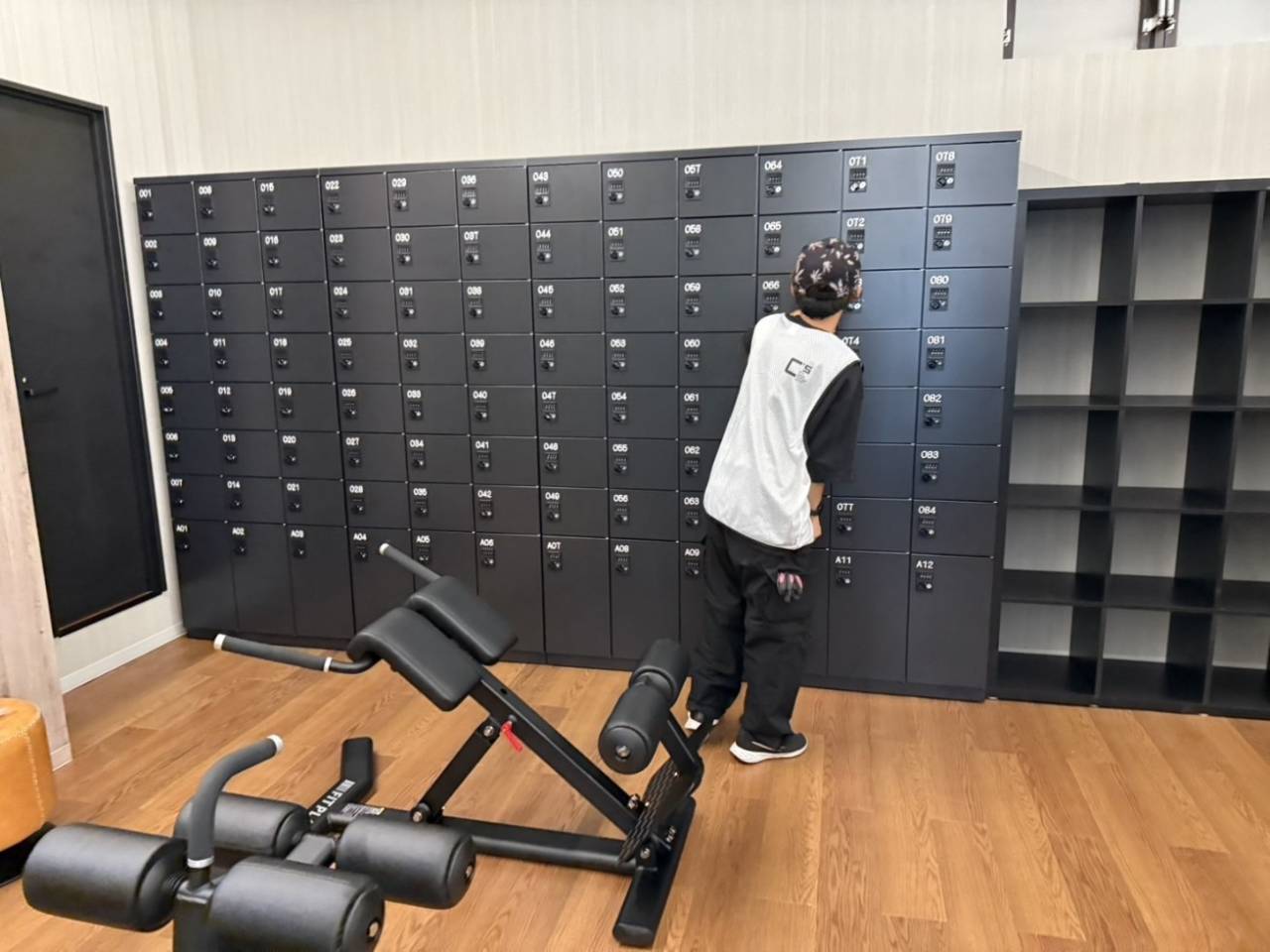 船橋の運送施工会社！株式会社C’ｓ(シーズ)ロッカー設置作業してます！