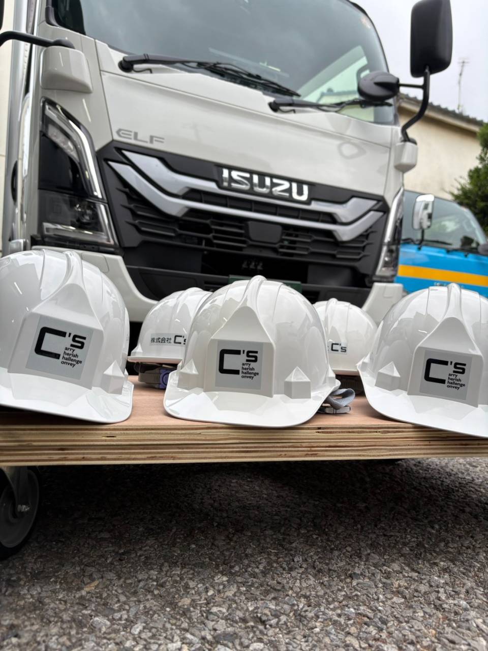 船橋株式会社C's(シーズ)商品輸送なら私たちにお任せください！ヘルメットに会社ロゴデーター反射テープ貼り付けしました！